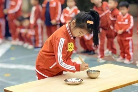 郑州高新区冯特幼儿园-自理小能手，快乐显身手