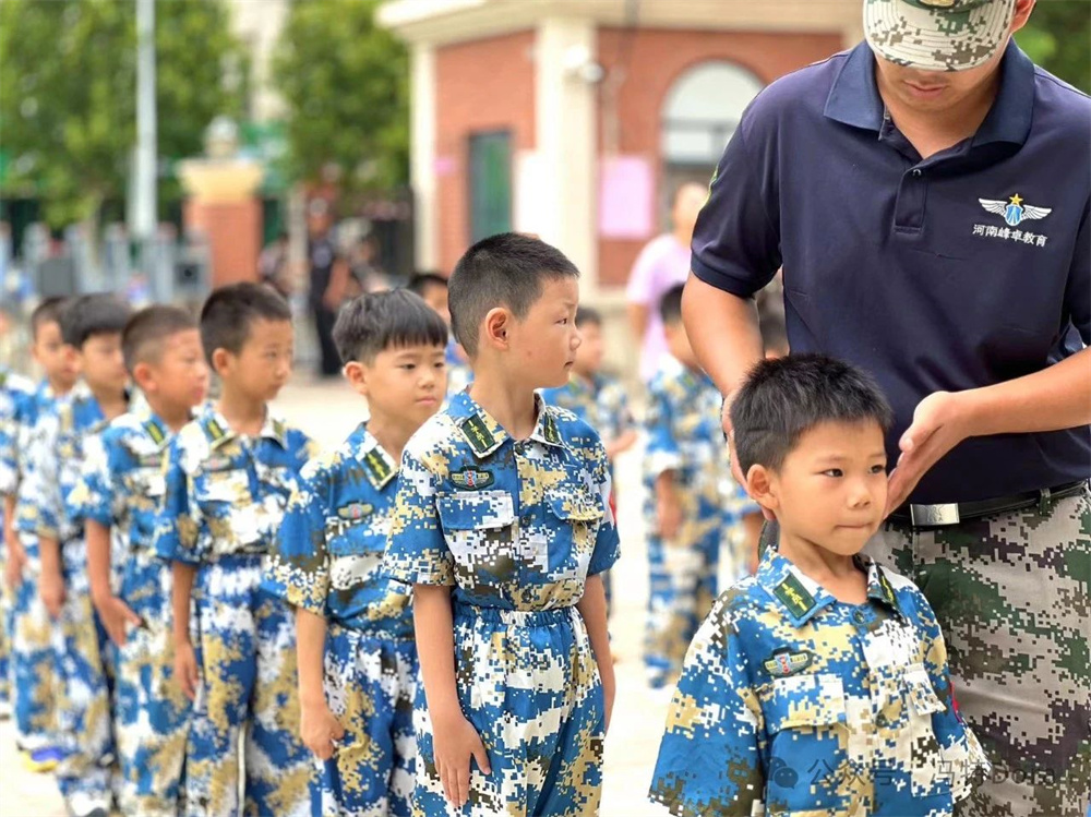 飒爽小小兵，磨砺共成长-郑州高新区冯特幼儿园学前班军事训练活动