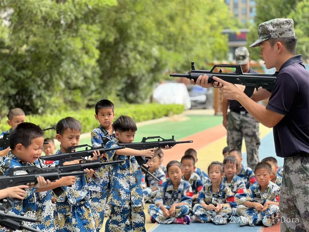 飒爽小小兵，磨砺共成长-郑州高新区冯特幼儿园学前班军事训练活动