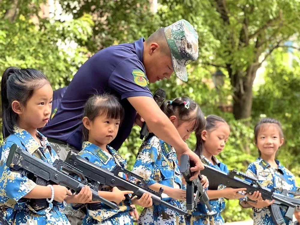 飒爽小小兵，磨砺共成长-郑州高新区冯特幼儿园学前班军事训练活动